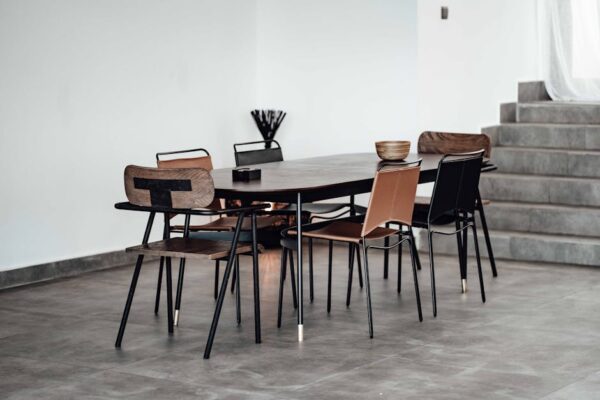 Open space – strefa jadalna: podział strefowy krzesłami